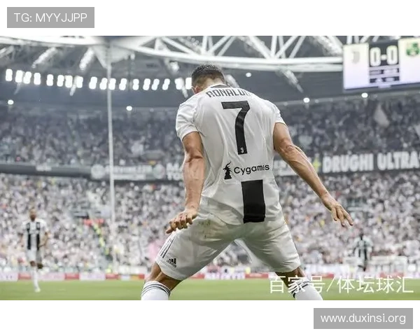 再秀C罗庆祝动作引爆全场热议